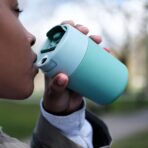 Cestovní hrnek s hygienickým uzávěrem JOSEPH JOSEPH sipp travel mug - zelený 340 ml - Obrázek 6