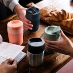 Cestovní hrnek s hygienickým uzávěrem JOSEPH JOSEPH sipp travel mug - korálový 340 ml - Obrázek 7