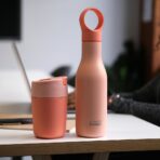 Cestovní hrnek s hygienickým uzávěrem JOSEPH JOSEPH sipp travel mug - korálový 340 ml - Obrázek 8