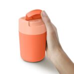Cestovní hrnek s hygienickým uzávěrem JOSEPH JOSEPH sipp travel mug - korálový 340 ml - Obrázek 3