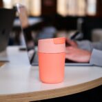 Cestovní hrnek s hygienickým uzávěrem JOSEPH JOSEPH sipp travel mug - korálový 340 ml - Obrázek 6